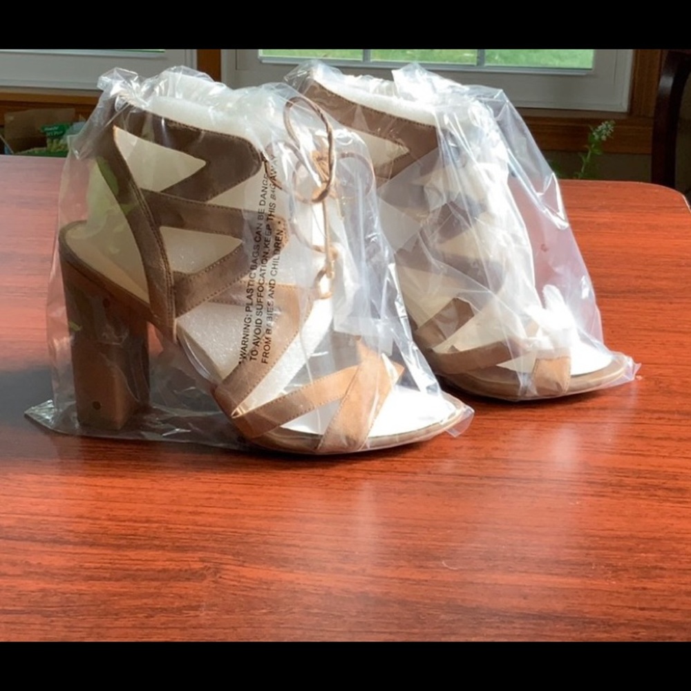 Brand New in Box Sam Edelman Yardley Camel Suede Lace Up Sandal in 9.5 Medium.